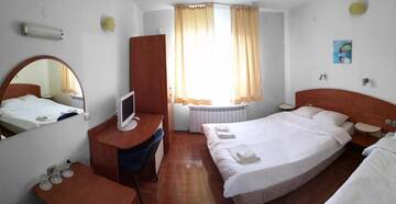 Фото номера Классический трехместный номер Отель Hotel Zenit Satovcha г. Satovcha 11