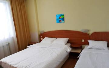 Фото номера Классический трехместный номер Отель Hotel Zenit Satovcha г. Satovcha 2