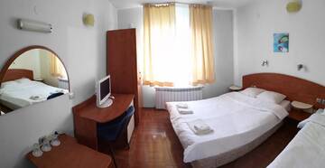 Фото номера Классический трехместный номер Отель Hotel Zenit Satovcha г. Satovcha 4